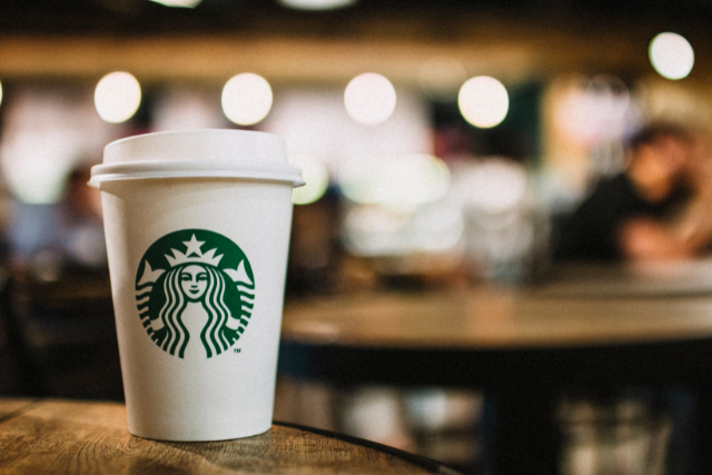 Společnost Starbucks představila nové plány na odstranění jednorázových kelímků a podporu opakovaně použitelných hrnků