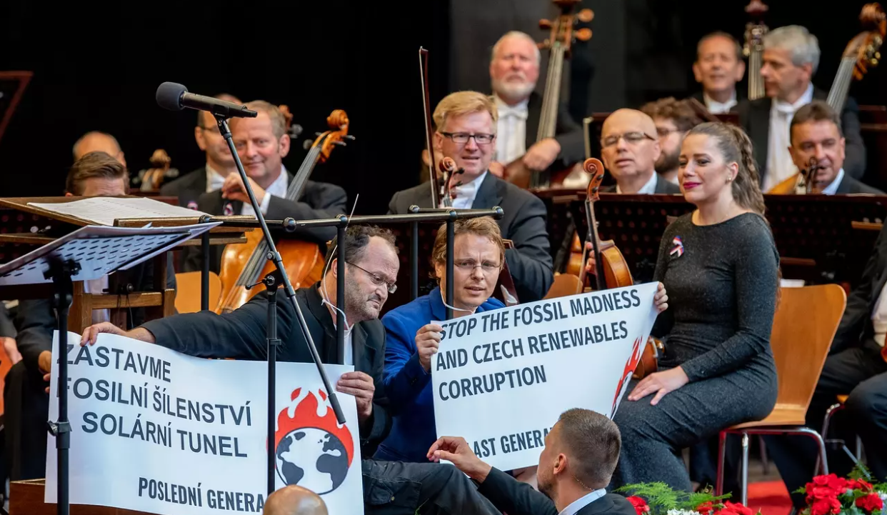 Dva aktivisté narušili koncert pro Evropu, připoutali se k zábradlí a měli transparenty za ochranu klimatu