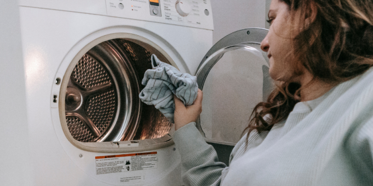 Pračka jako zdroj mikroplastů: Jak minimalizovat svůj dopad na životní prostředí?